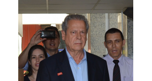 メンサロン事件の裁判後、昼間の外出が認められた時のジルセウ被告（Fabio Rodrigues Pozzebom/Agência Brasil, 11/04/2014)