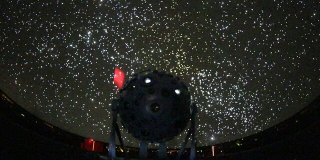 天井に映し出された満天の星（Cesar Ogata/SECOM）
