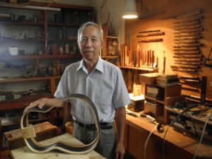 製作途中のギターと杉山重光さん（７６、静岡）。 手作りの工房で