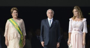 ２０１５年１月１日の２期目のジウマ大統領就任式。ジウマ大統領、テーメル副大統領、マルセラ夫人（役職は当時、Foto: Jose Cruz/Agencia Brasil）