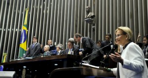 アナ・アメリア上議（右・ＰＰ）の投票前最終意見表明は予定より２時間以上遅れて開始された（Geraldo Magela/Agencia Senado）