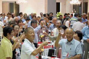 交流会で乾杯する様子