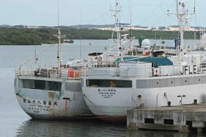拿捕され、ナタル港に係留されている日本の漁船２隻