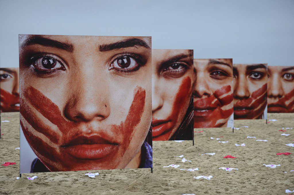 リオのコパカバーナ海岸に設置された女性暴力に抗議する写真と女性用下着（Tania Rego/Agencia Brasil）