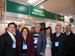 ブラジル岡田茂吉財団、ミゲル理事長（右から２人目）と関係者の皆さん