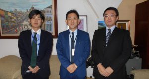 挨拶のため来社した（左から）斉藤三等理事官、森田領事、沼田副領事