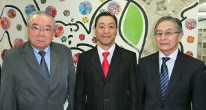 （左から）牧副会長、喜納ジョルジ会長、宮岡副会長