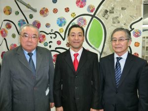 （左から）牧副会長、喜納ジョルジ会長、宮岡副会長