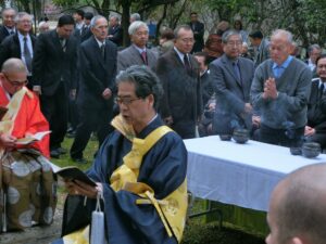 焼香に参列する関係者