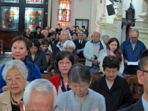 ミサに列席し、祈りを捧げる皆さん