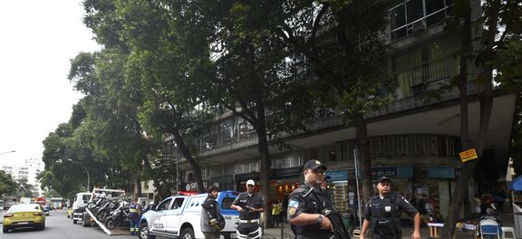 ファット・ファミリー再奪還のため街頭に出る警官達（アジェンシア・ブラジルより）
