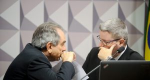 話しこむ特別委員会のリラ委員長（左）と、アナスタジア報告官（右）（Moreira Mariz/Agencia Senado）