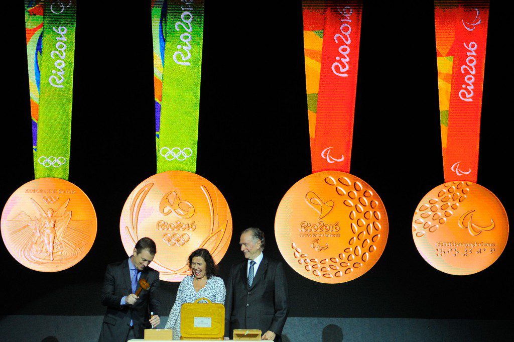 メダル発表の様子、左側は五輪用、右側はパラリンピックのメダルの表と裏（Tomaz Silva/Agência Brasil）