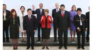 前列左から当時のクリスティナ亜国大統領、パラグァイのオルテス大統領、ジウマ大統領、ヴェネズエラのマドゥーロ大統領、ボリビアのエボ大統領。第４８回メルコスル会議で（２０１５年７月１７日、Foto: Lula Marques/Agencia PT）