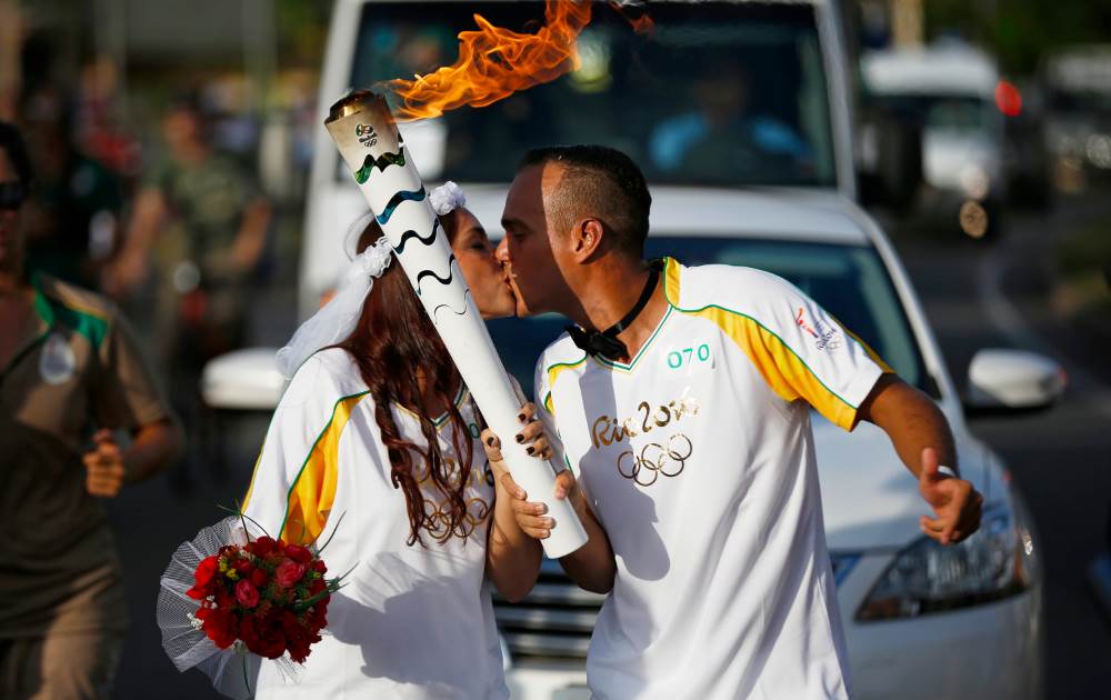 恋人同士から婚約者同士になったばかりの共同作業となった聖火リレー（Rio 2016/André Luiz Mello）