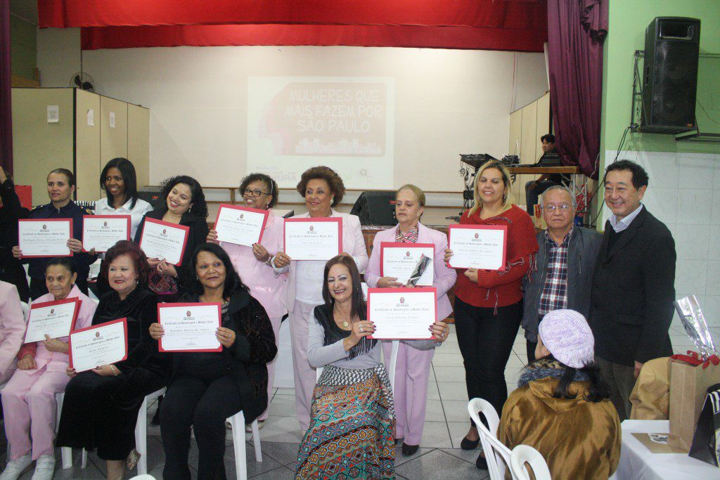 表彰された女性達（一部、右端が野村アウレリオ市議、左隣が中島ケンジ氏、前列右から３番目が橘和氏、divulgação）