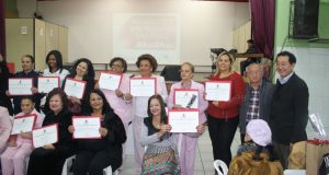 表彰された女性達（一部、右端が野村アウレリオ市議、左隣が中島ケンジ氏、前列右から３番目が橘和氏、divulgação）