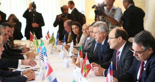 １４州の知事と４州の副知事がブラジリアに集い政府側と会合を持った（Luiz Chaves/Palacio Piratini）