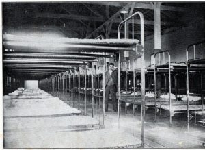 サンパウロの移民収容所、ずらりと２段ベッドが並ぶ様子（『南米写真帳』）1921年、永田稠著、発行＝東京・日本力行会）
