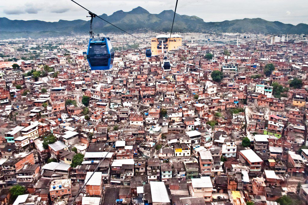 リオのアレモン複合ファヴェーラ地区上空を通るゴンドラ（Bruno Itan/Coletivo Alemao）