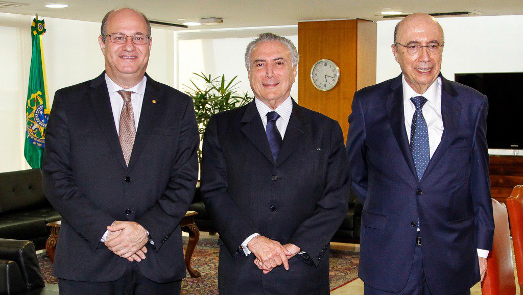 テメル暫定大統領（中央）とゴールドファジン中銀総裁（左）、メイレーレス財相（右）（Beto Barata/PR）