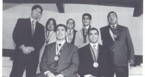 ７人のメダリスト。（前列左から）ミゲル、ロジェリオ・サンパイオ、（後列同）カルモナ、恩村、ビエイラ、エンリケ・ギマランエス、石井（『ブラジル柔道のパイオニア』より）