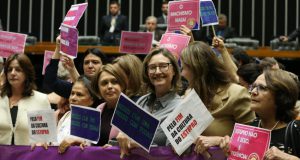 ５月３１日、議事堂で強姦犯罪への抗議を行う女性議員ら（Lula Marques/Agência PT）