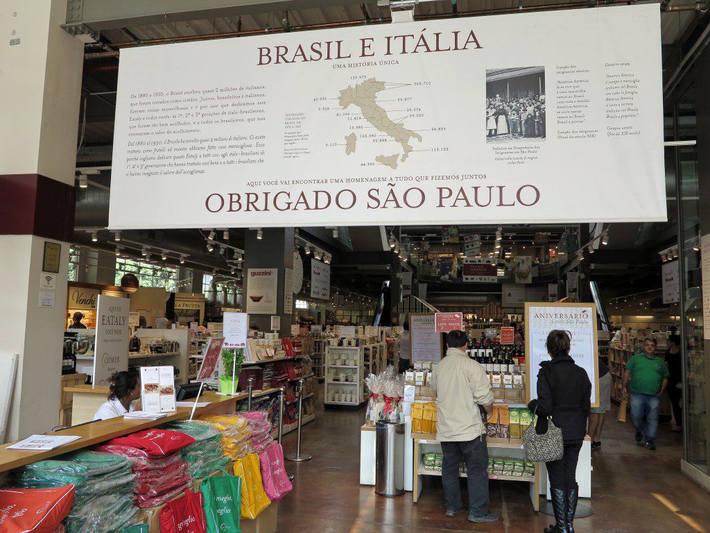 イタリア移民と受け入れたブラジルを顕彰する入口のパネル