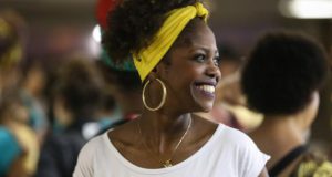 ラチニダーデ祭に参加している黒人女性（Marcello Casal Jr/Agência Brasil）
