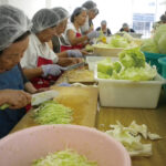 毎年好評の和歌山県人会のお好み焼き。例年５千食分もの食材を準備している