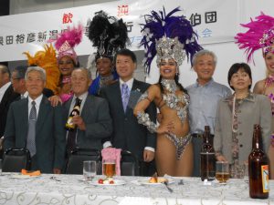 サンバショーを楽しむ慶祝団と県人会