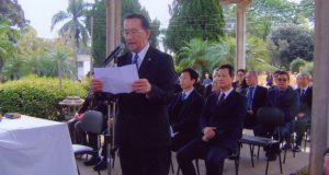 追悼文を読む吉田副会長と、出席した（前列右から）西森下議、寺道博首席領事
