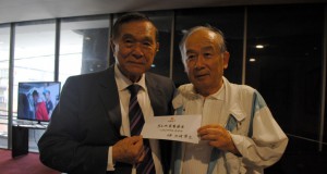 田呂丸会長（右）に寄付金を手渡した池崎社長