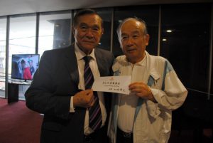 田呂丸会長（右）に寄付金を手渡した池崎社長