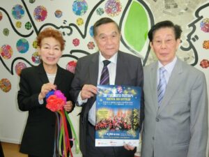 （左から）市田さん、池崎会長、山尾さん