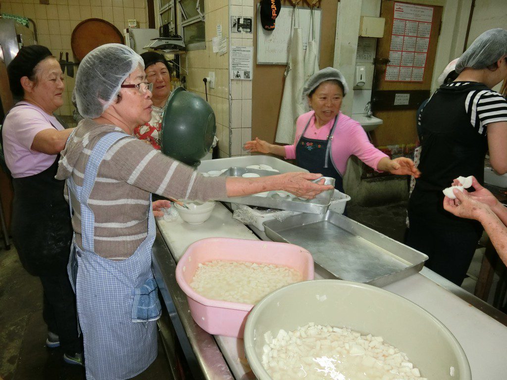 蒸し暑い厨房のなか、かるかん饅頭を蒸し上げる鹿児島県人会
