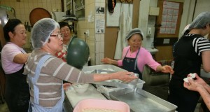 蒸し暑い厨房のなか、かるかん饅頭を蒸し上げる鹿児島県人会