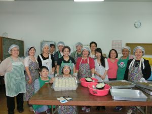 総出でコロッケ作りに取りかかる富山県人会