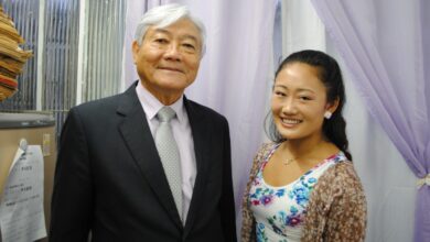 来場を呼びかける近藤さん（右）。ルーツのある愛媛県人会の中矢伝会長と