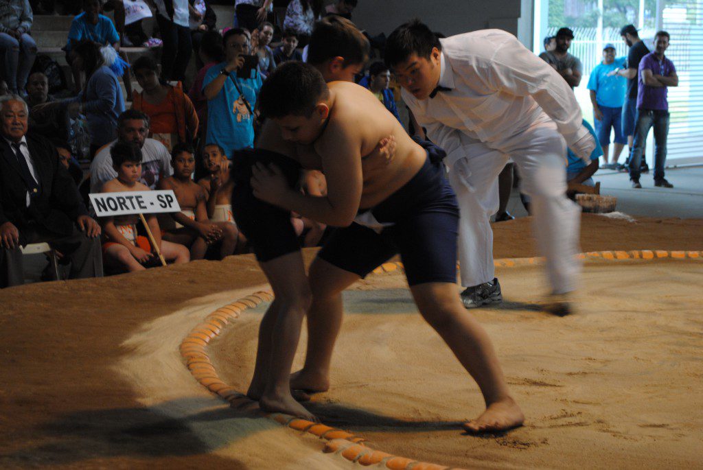 少年選手も土俵際の熱戦を演じた