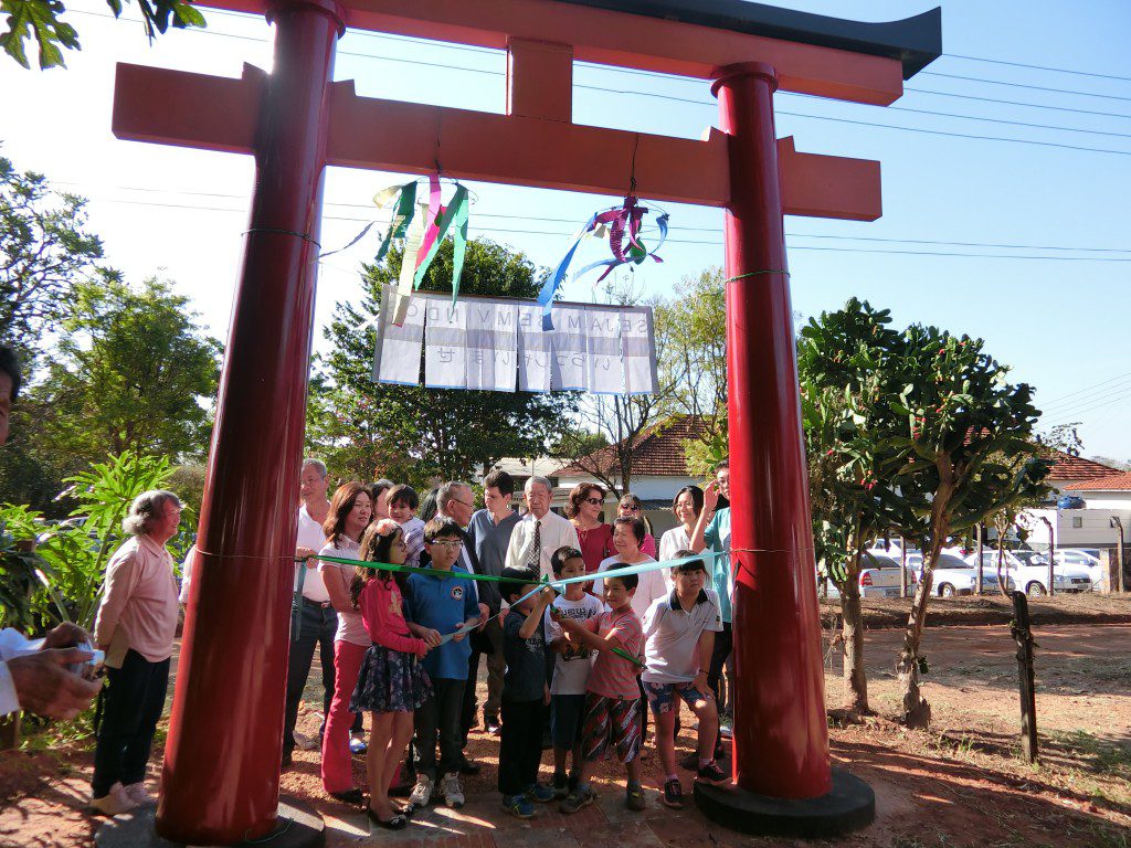 鳥居の完成を祝したテープカット