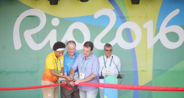 選手村オープンの式典でテープを切る選手村村長と五輪委員会会長、リオ市長（左から、Roberto Castro/ME/Brasil2016）