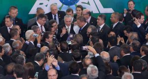 6月30日、ブラジル商業・企業家連合（ＣＡＣＢ）と政府の会合で、代表者に取り囲まれて写真撮影に応じるテーメル大統領（プラナルト宮、Foto: Lula Marques/AGPT）