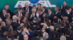 6月30日、ブラジル商業・企業家連合（ＣＡＣＢ）と政府の会合で、代表者に取り囲まれて写真撮影に応じるテーメル大統領（プラナルト宮、Foto: Lula Marques/AGPT）