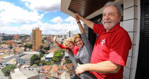 ３月、ジウマ大統領と写真に収まるルーラ夫婦(Ricardo Stuckert/Instituto Lula)