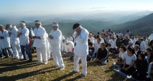 山々を望む山頂で御神体に祝詞をささげる（蓮井康恵さん提供）