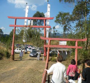 鳥居をくぐって行なう珍しい交通安全祈願