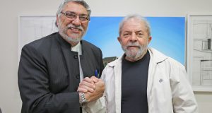 罷免されたルーゴ元パラグァイ大統領とルーラ前大統領（Foto: Ricardo Stuckert/Instituto Lula）