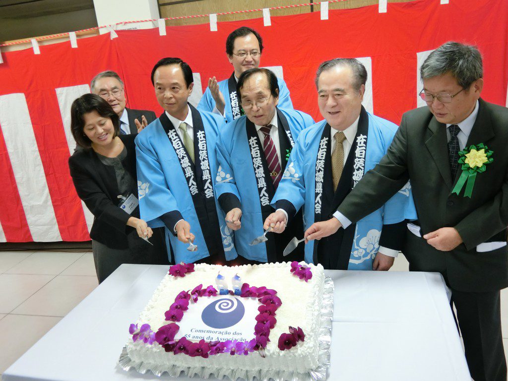 ケーキカットで創立祝う関係者。左から２人目が小川議長、小林会長、橋本知事