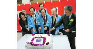 ケーキカットで創立祝う関係者。左から２人目が小川議長、小林会長、橋本知事